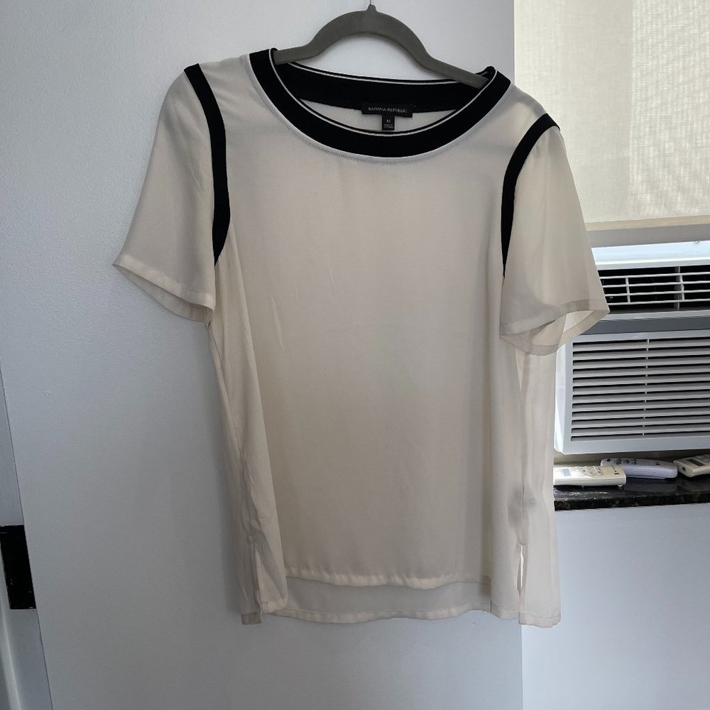 Banana Republic white shirt/blouse w black trim | size medium